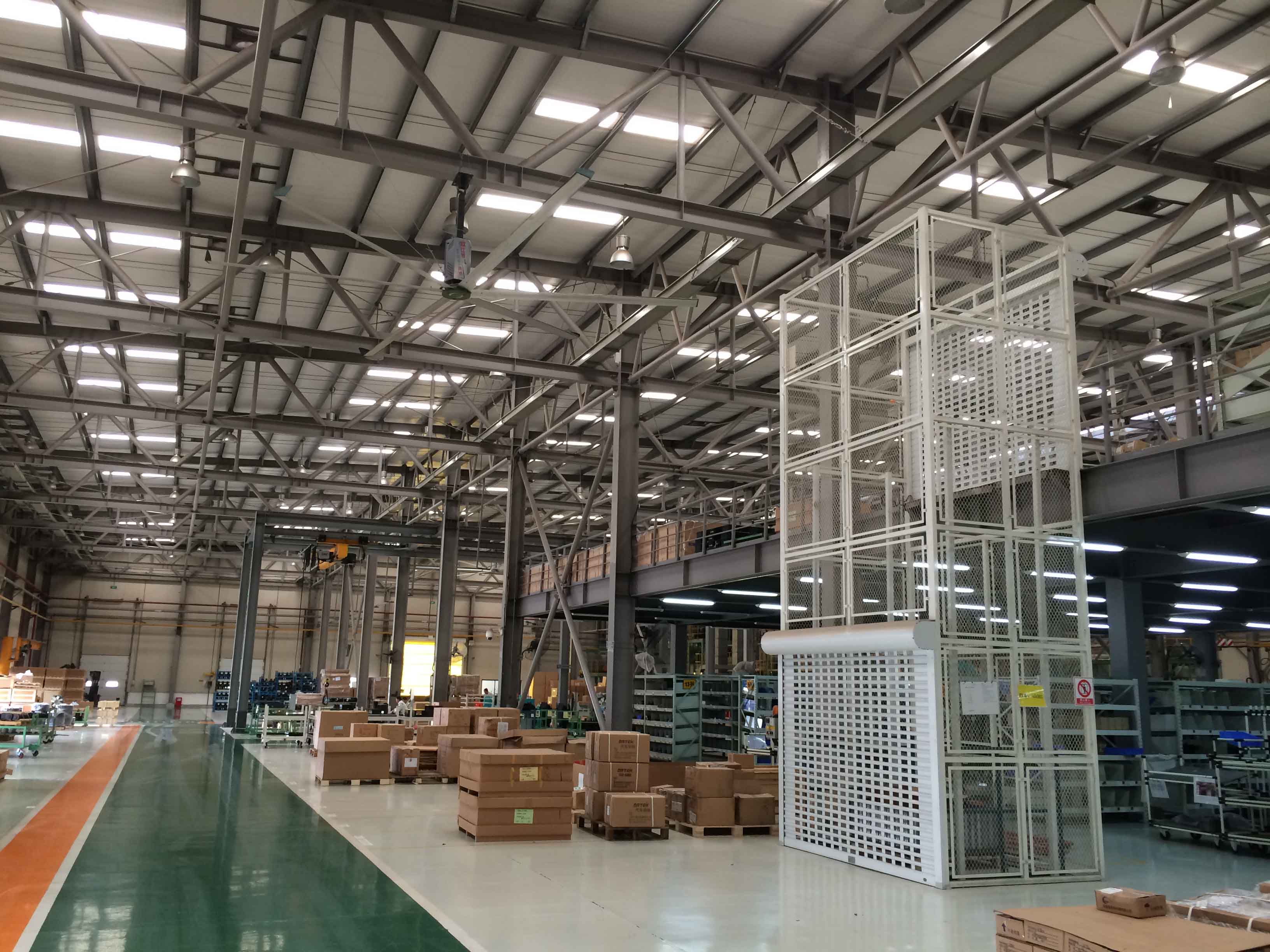 曲臂式高空作業平臺助力車站設備檢修